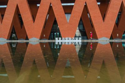 2025 여름 화성 여행 사진 공모전 장려상_꽃을 들고 평화의 길을 걷다