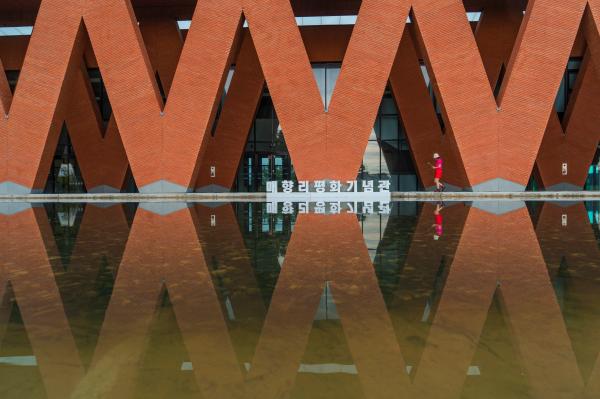 16. 꽃을 들고 평화의 길을 걷다