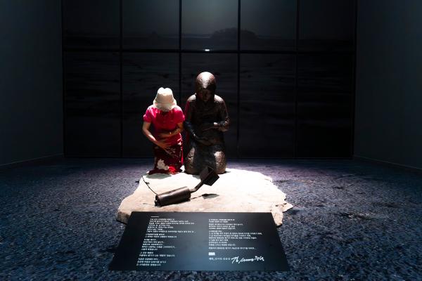 17. 무릎 꿇은 여인들